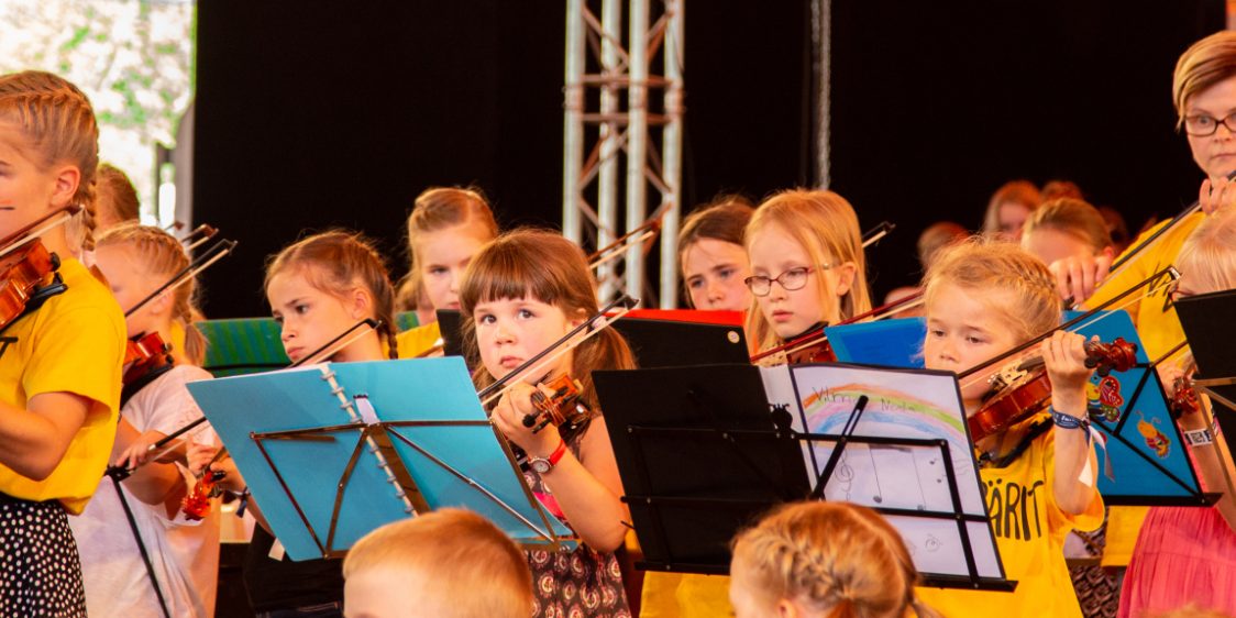 Orkesteri soittaa Kaustisen kansanmusiikin festivaaleilla