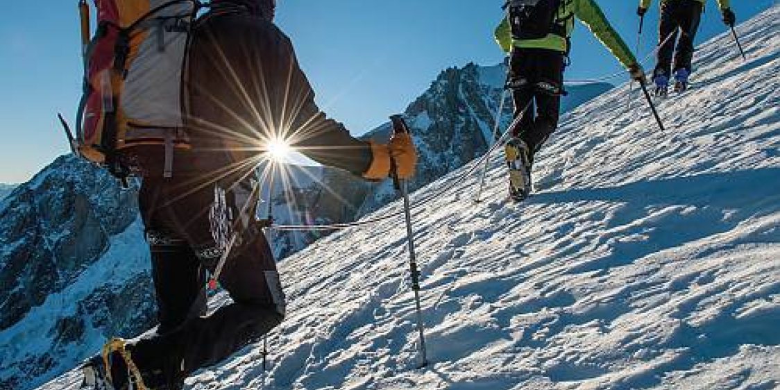 Alpinistejä kiipeämässä Mont Blancia.