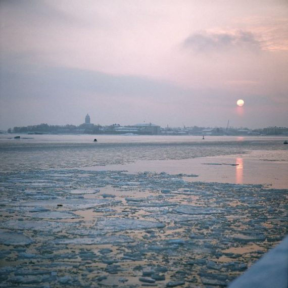 Suomenlinna jään keskellä