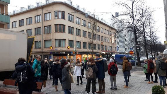 Opiskelijoita tutustumassa Tampereen opiskelija-asuntosäätiön omistuksessa olevaan entiseen teollisuusrakennukseen