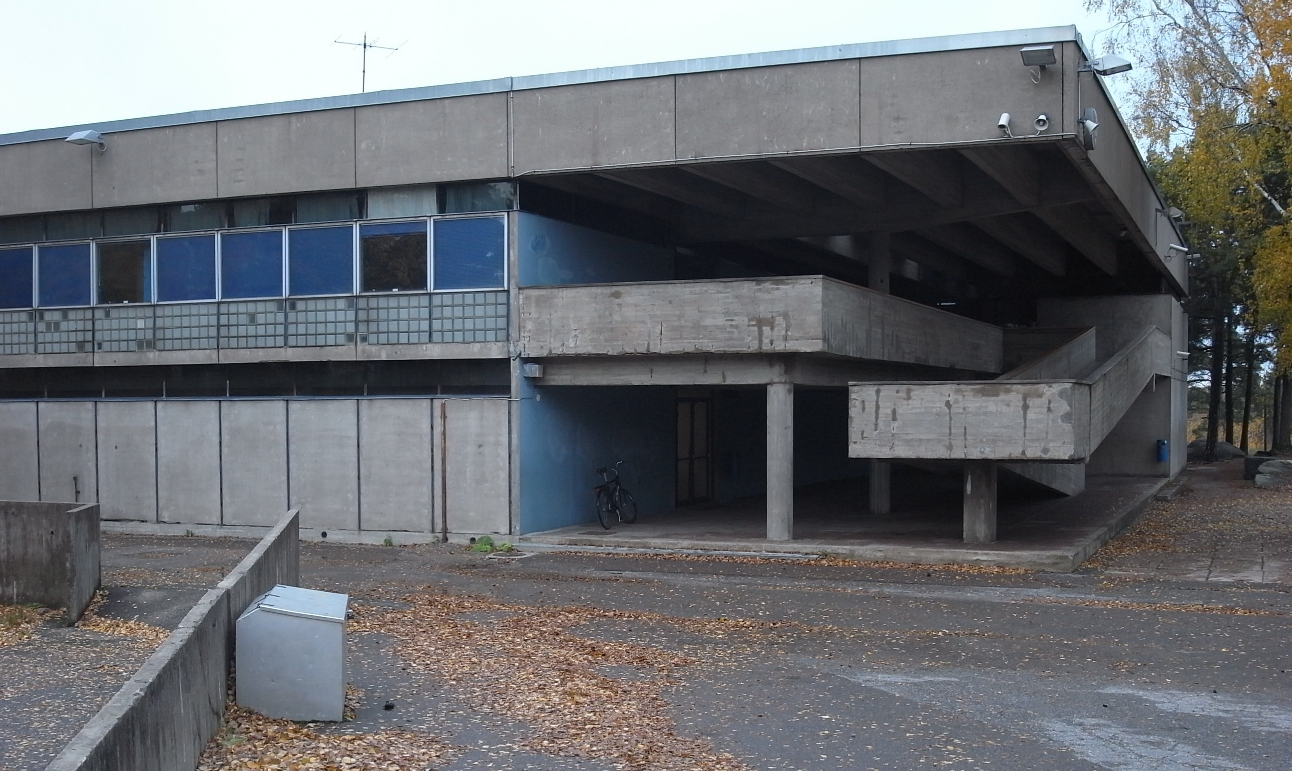 Roihuvuoren ala-asteen koulu ennen peruskorjauksen alkamista.