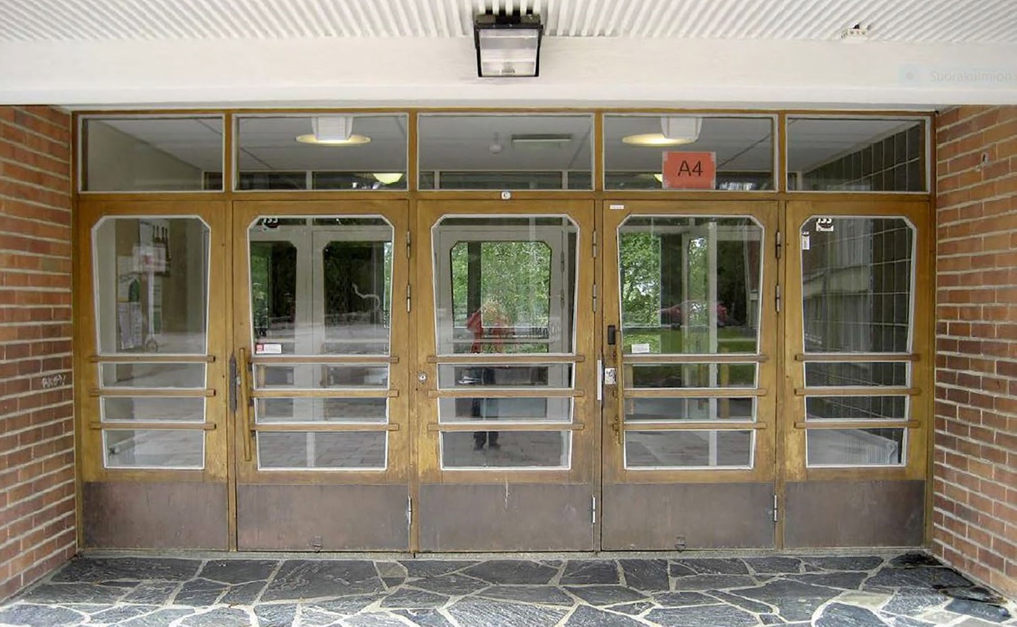 Kuvassa Vasaramäen koulun ovia.