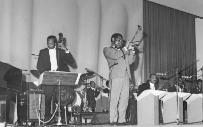 Dizzy Gillespie orkestereineen Kulttuuritalon lavalla, mustavalkokuva.