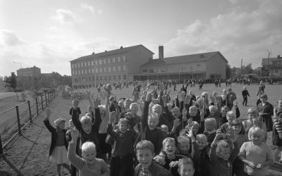 Kyläkouluista lähiökouluihin 1945–1960