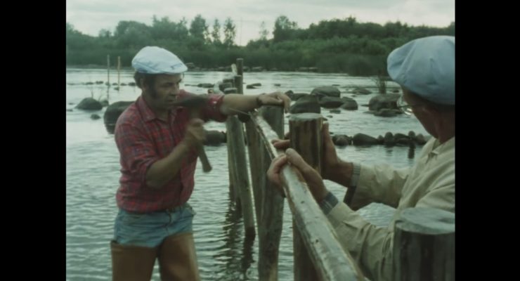 Kuvakaappaus Eero Naskalin ja Mauri Frontin kansatieteellisestä filmistä Nahkiainen vuodelta 1986.