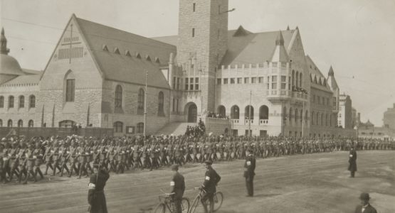 Valkoisten Paraati Ja Taustalla Kansallismuseo