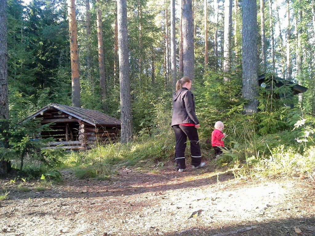 Joskus lapset ovat näppärimpiä kätkön löytäjiä - ainakin silloin, jos kätkö on korkealla ja aikuinen voi nostaa lapsen sitä etsimään, tai jos kätkö on jossakin ahtaassa paikassa, johon lapsi mahtuu helposti. Tässä kuvassa vuodelta 2013 Onni on vuoden ja yhden kuukauden vanha ja kävelee jo itse äidin kanssa etsimään piilotettua purkkia erään saaren retkisatamassa.