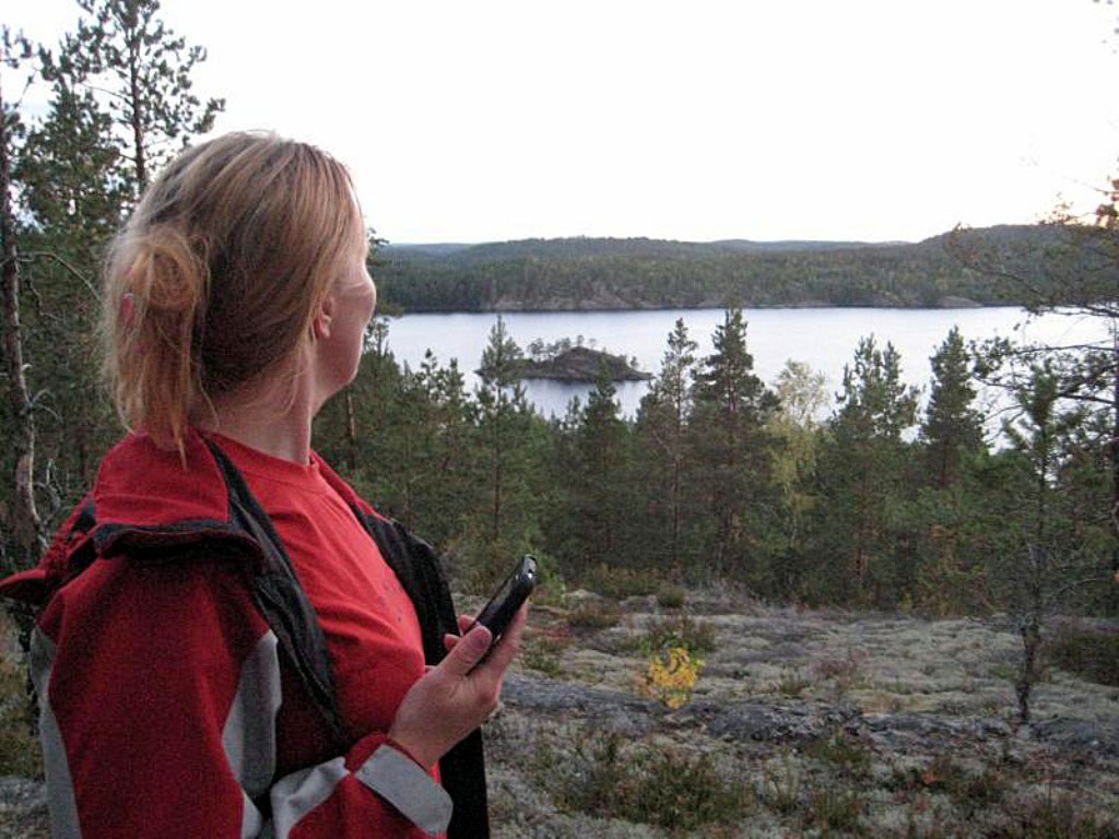 ”…joskus havahtuu siihen, että jossain luontokohteessa pyörii sen gepsin tai puhelimen tai jonkun kanssa siellä ja ettii sitä kätköä ja tuijottaa sitä ruutua, et tässä sen pitäis olla, missä se on se kätkö ja sitten vasta oikeestaan sen löydön jälkeen havahtuu siihen ympäristöön, että okei täällä on kauniit maisemat…”