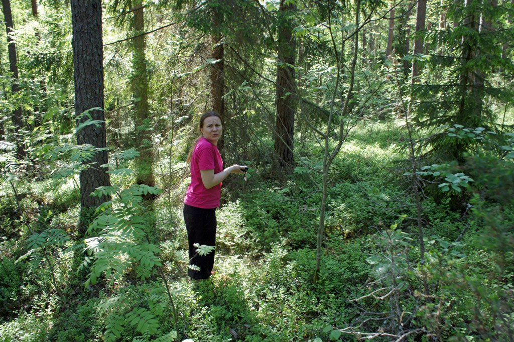 Sankka metsä, sähkölinjat ja mastot haittaavat GPS-signaalia, jolloin paraskaan laite ei johdata suoraan kätkön luo. Joitakin purkkeja Outi ja Ilkka ovat löytäneet vasta kolmannella etsintäkerralla, ja jotkut ovat jääneet kokonaan löytymättä. Suomessa on vielä jokunen sellainen piilopaikka, jota kukaan ei ole vielä löytänyt.