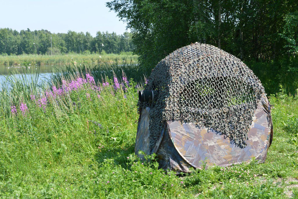 Maastokuvioituja suojatelttoja käytetään nykyään sekä valokuvauksessa että metsästyksessä.