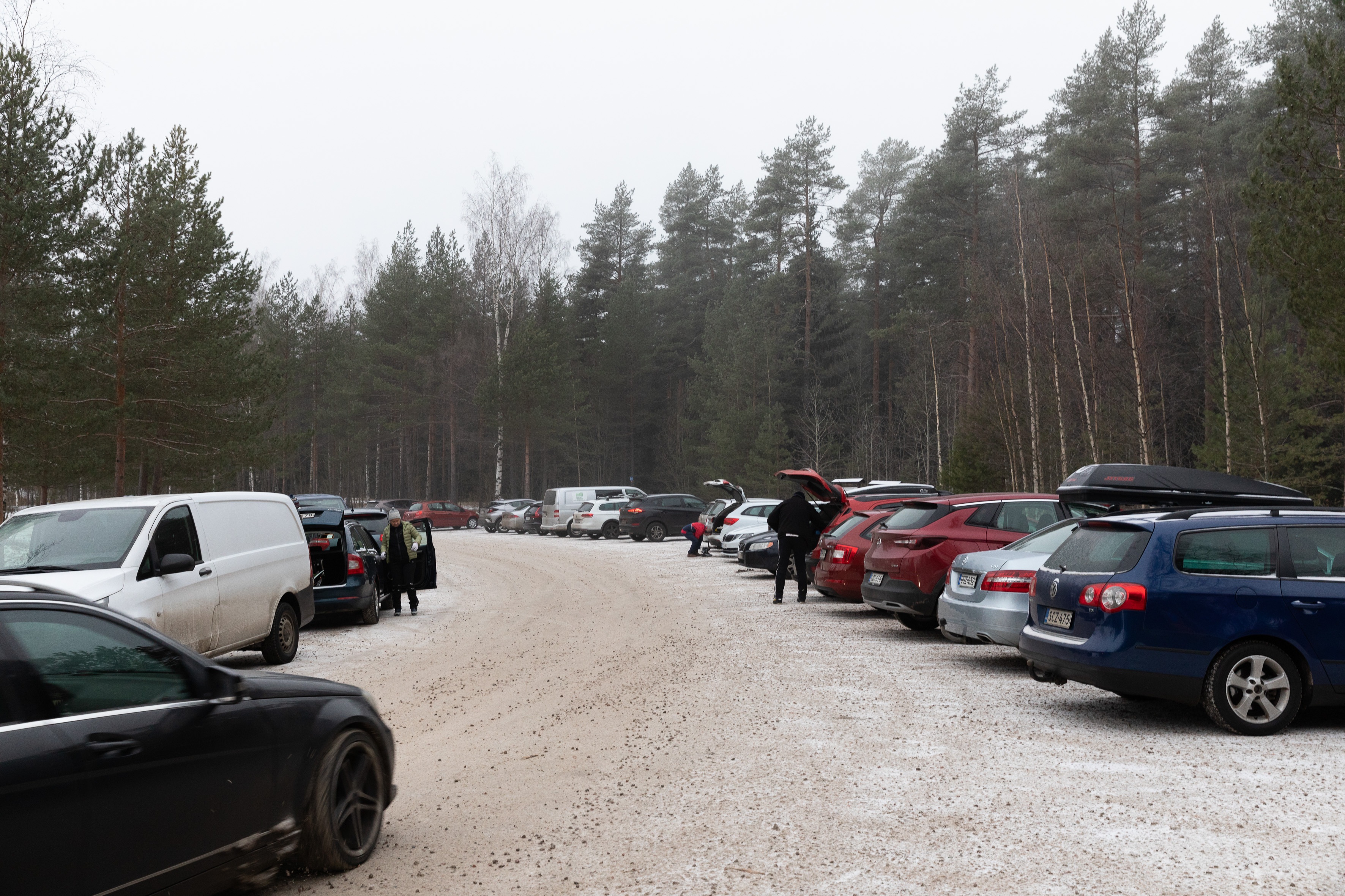 Jussi Auvinen oli jo laittamassa suksiaan naulaan parkkipaikalla, mutta ehätti kertoa kokemuksiaan Salpausselältä. Parasta Salpausselällä on Auvisen mielestä maisemat ja rauhallisuus. ”Harrastin nuorena hiihtoa, sitten oli 25 vuotta taukoa ja viime talvena aloin taas uudelleen. Tuore tuttavuus siis.” Auvinen kertoi. ”Tämä oli jo talven toinen kerta hiihtämässä täällä!”