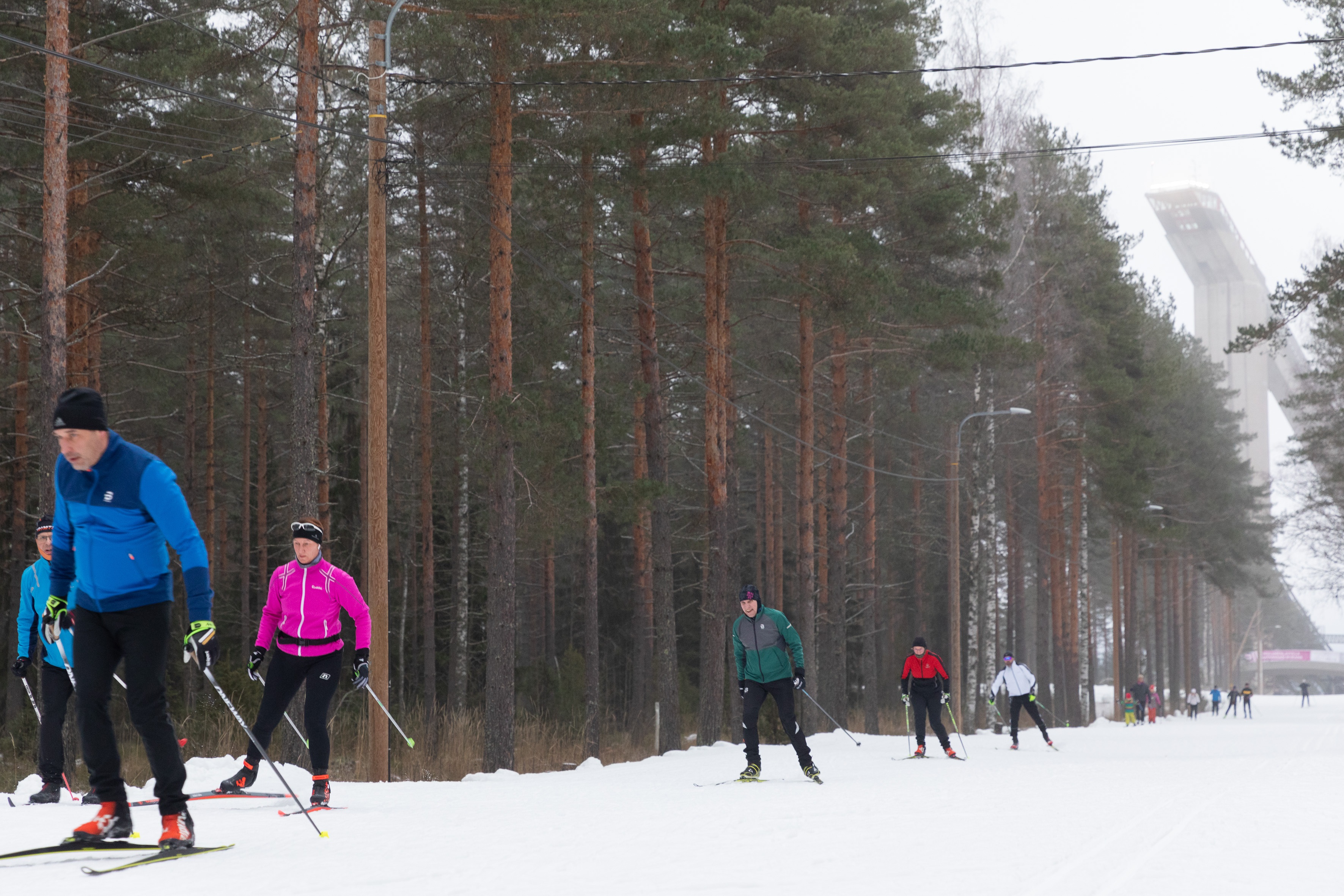 Ladulla riitti hiihtäjiä marraskuisena perjantai-iltapäivänä